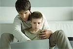 Boy und Laptop zusammen mit Vater