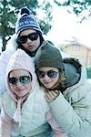 Drei Teen Mädchen tragen Winterkleidung und Sonnenbrillen, portrait