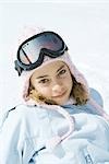 Preteen Mädchen tragen die Ski-Ausrüstung, Lächeln in die Kamera, Porträt