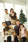 Erstellung der drei Familien, Gruppenfoto vor dem Weihnachtsbaum
