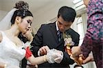 Mariage chinois, donnant des bijoux pour la mariée