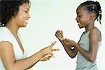 Mère et fille jouant rock paper scissors, côté vue