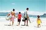 Famille marchant sur la plage, vue arrière