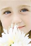 Kleines Mädchen mit Blumen, nachschlagen, Lächeln, Porträt
