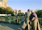 Frankreich, Paris, älteres Ehepaar gehen arm in Arm auf der Brücke neben der Kathedrale von Notre Dame