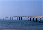 États-Unis, Californie, pont sur la grande étendue d'eau.