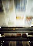 Bedrucktes Papier auf Druckpresse, Bewegungsunschärfe