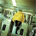 Jeune homme sautant par-dessus le tourniquet en métro