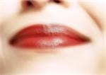 Gros plan de la bouche de la femme avec rouge à lèvres, floue