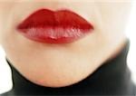 Près de la bouche de la femme avec rouge à lèvres.