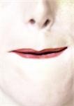 Près de la bouche de la femme avec les lèvres pincées.
