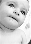 Baby, Blick nach oben, Nahaufnahme, b&w