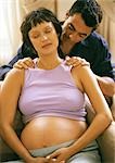 Homme épaules massage femme enceinte
