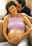 Man massierenden schwangere Frau Schultern, den Hals zu küssen