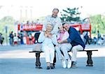 Groupe de personnes matures sur un banc, portrait