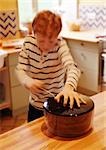 Enfant à l'aide d'essoreuse à salade dans la cuisine, floue de mouvement