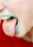Languette collée de bouche rouge à lèvres vert, gros plan, trouble