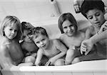 Cinq enfants assis dans la baignoire, b&w