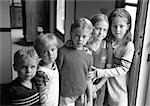 Portrait de côte à côte, de cinq enfants, b&w