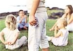 Enfants assis sur l'herbe en cercle, floue