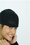 Adolescente portant knit hat, portrait