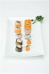 Verschiedene Maki Sushi auf Sushi Teller arrangiert
