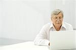 Alter Mann mit Laptop-computer