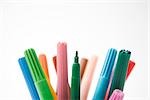 Dessus des stylos feutres multicolores, un manque de son capuchon, gros plan