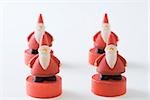 Quatre figurines de père Noël
