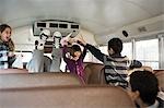 Enfants s'amuser sur les autobus scolaires