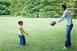 Boy und Vater spielen ball