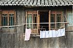 Blanchisserie de Chine, Guangdong Province, suspendus en face de la maison en bois