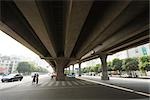 Passage pour piétons sous le viaduc, vue d'angle faible