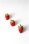 Trois fraises dans une ligne diagonale