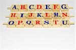 Alphabet en bois bloque en rangées, gros plan