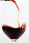 Rotwein wird in Glas Wein gegossen