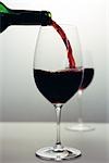 Verser dans le verre, le vin rouge en gros plan