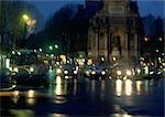 France, Paris, trafic à Place St Michel de nuit