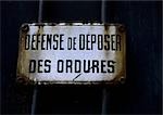 No dumping rusted sign in French