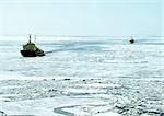 Navires sur les eaux glacées de la mer Baltique