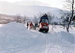 Schweden, Motorschlitten auf verschneite Landschaft