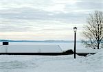 Finlande, couvert de neige abrite près de bord de l'eau