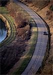 Voiture sur la route de la colline.