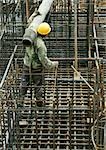 Arbeitnehmer tragen Schutzhelm, Rohr halten