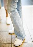Adolescente portant des jeans avec des trous au niveau des genoux, gros plan du genou vers le bas