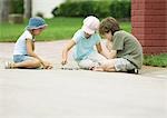 Kinder spielen Murmeln in der Straße
