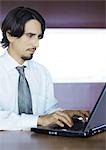 Homme d'affaires utilisant un ordinateur portable, portrait