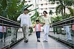 Famille marcher ensemble sur le pont