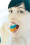 Femme mangeant des bonbons