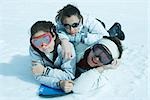 Jeunes skieurs couché dans la neige, portrait
